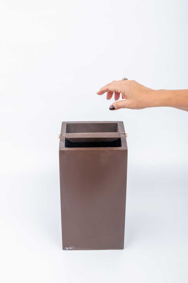 LIXO QUADRADO PEQUENO COM TAMPA BASCULANTE